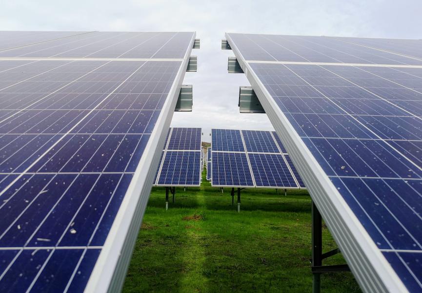 Le vrai du faux : Les panneaux solaires, fer de lance de la transition ou casse-tête insurmontable pour le recyclage ?